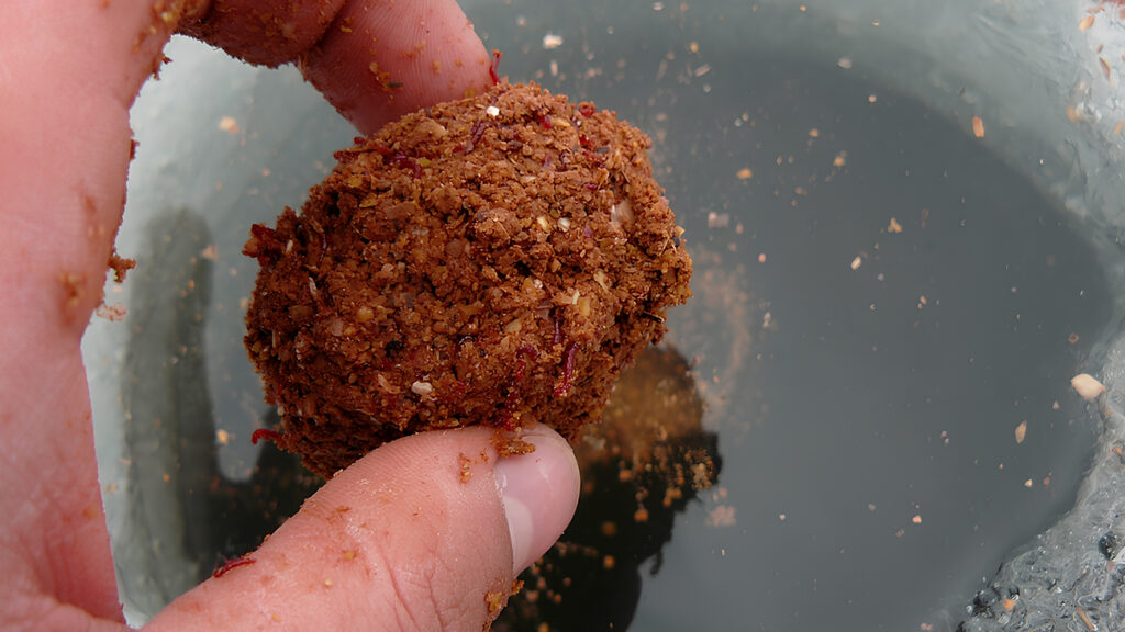 10 советов по выбору правильной прикормки для рыбалки